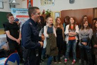 Policjant i młodzież w PZS Lędziny