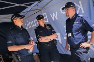W profilaktycznym namiocie stoi dwoje policjantów z Komendy Powiatowej Policji w Bieruniu wraz z Komendantem nadkomisarzem Dariuszem Waligórą, który jest widoczny w prawej części zdjęcia