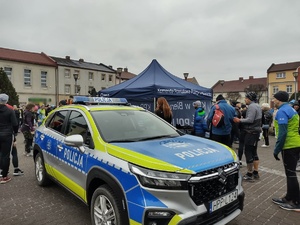 Na zdjęciu widzimy radiowóz oznakowany oraz namiot profilaktyczny Komendy Powiatowej Policji w Bieruniu