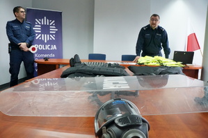 Na zdjęciu widzimy Komendanta Powiatowego Policji w Bieruniu oraz sprzęt policyjny