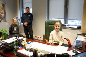 Na zdjęciu widzimy dziewczynkę siedzącą na fotelu Komendanta oraz Komendanta Powiatowego Policji w Bieruniu
