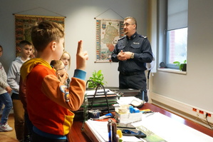 Na zdjęciu widzimy dzieci oraz Komendanta Powiatowego Policji w Bieruniu