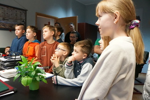 Na zdjęciu widzimy dzieci słuchające Komendanta Powiatowego Policji w Bieruniu