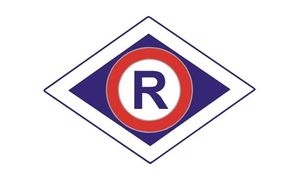 Na zdjęciu widzimy R znak ruchu drogowego